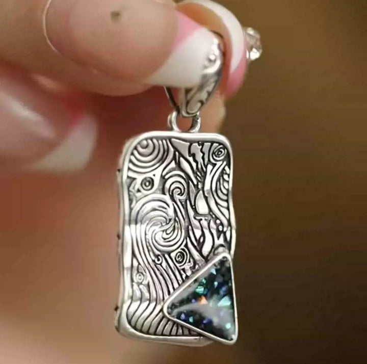Halskette mit rechteckigem Amulett Anhänger Ornament  blauer Glasstein